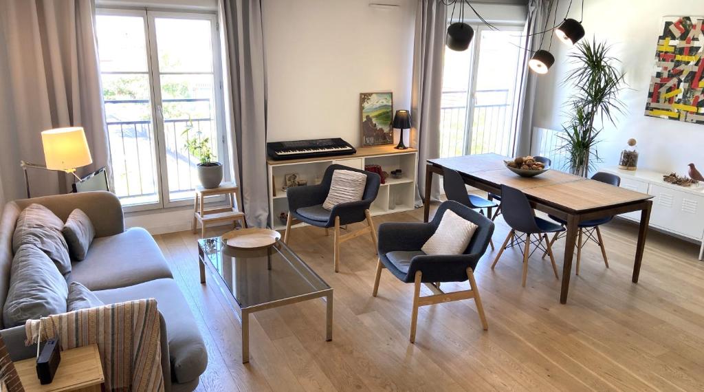 Duplex Apartment - 2 bedrooms - 2 bathrooms & parking - 1