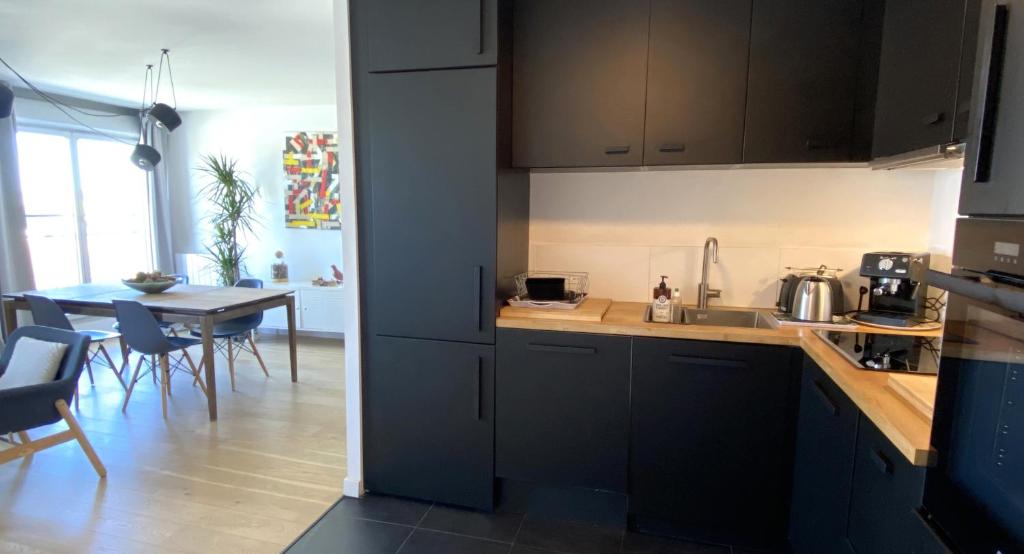 Duplex Apartment - 2 bedrooms - 2 bathrooms & parking - 4