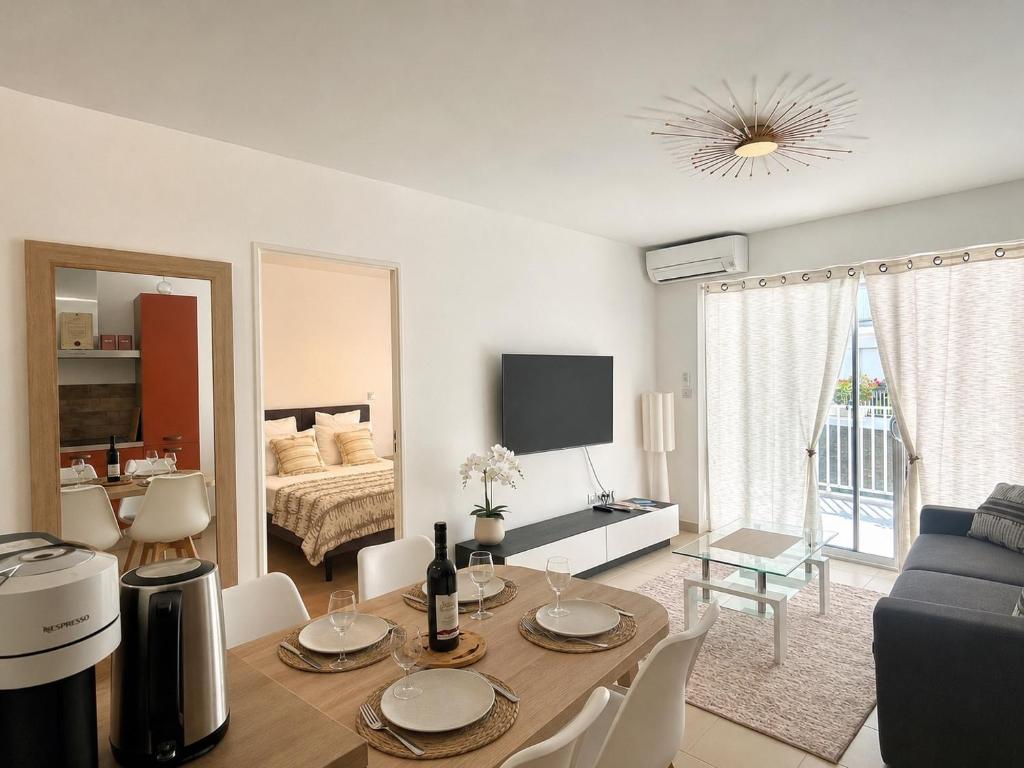 New 2-Room Apartment with Terrace & Air Conditioning - 1
