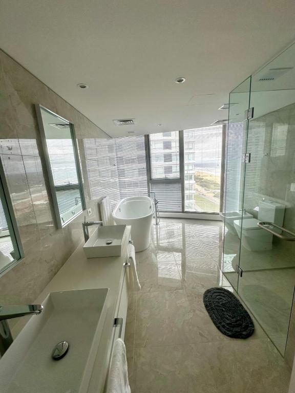 LUXURY apartment in Trump Tower, oceanfront - 5