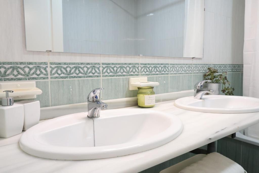 AE7 - Townhouse for 5 with Private Garage and Year-Round Pool - Terrace and AC - 4