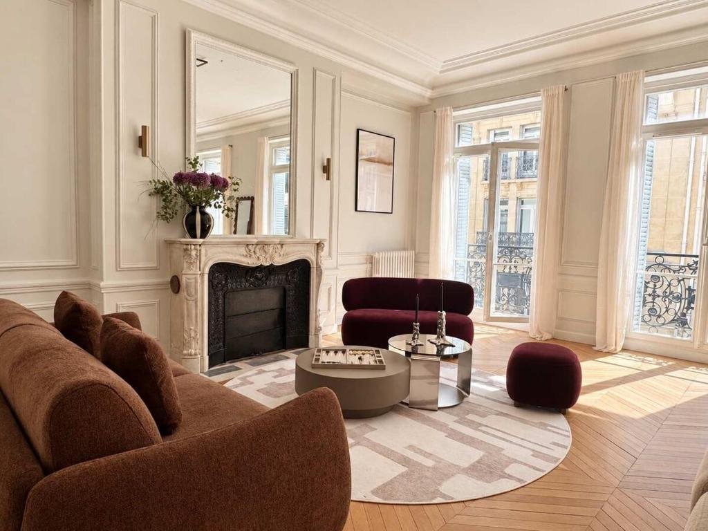 Refined Montaigne 2BR Suite 6P - 1