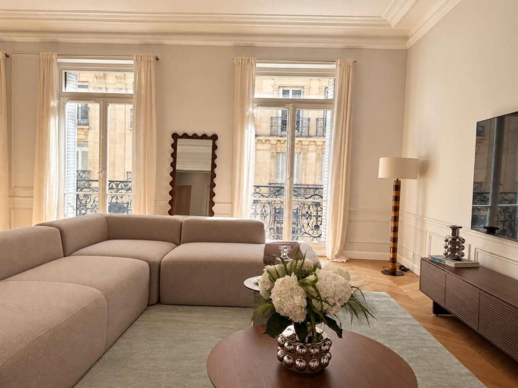 Refined Montaigne 2BR Suite 6P - 2