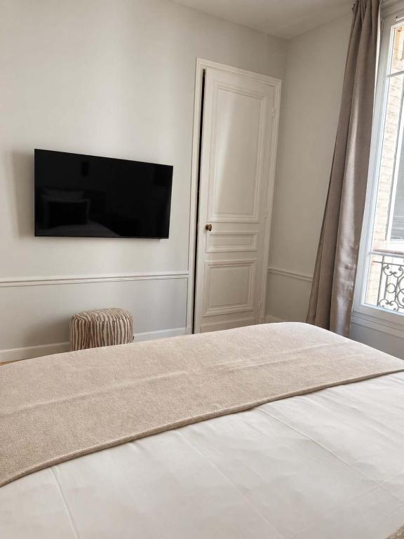 Refined Montaigne 2BR Suite 6P - 3