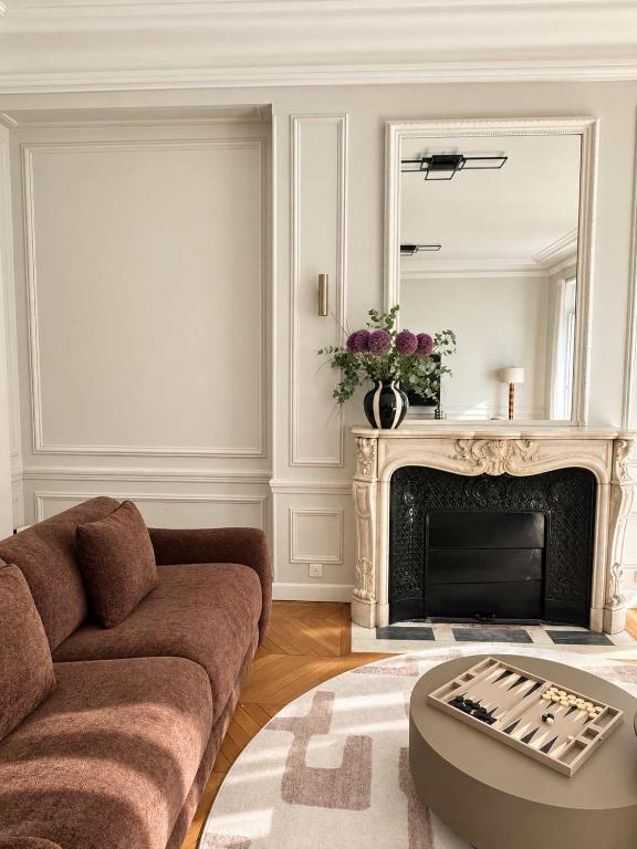 Refined Montaigne 2BR Suite 6P - 4