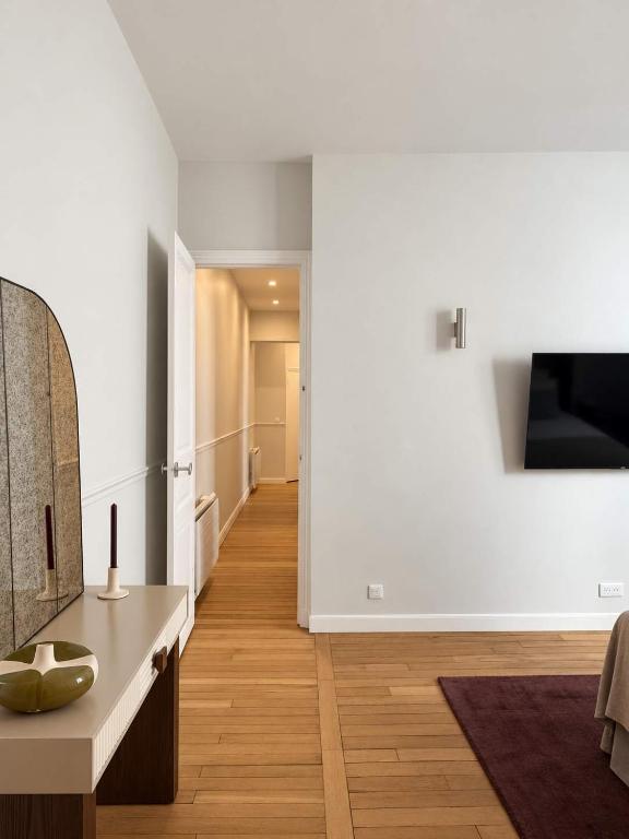 Refined Montaigne 2BR Suite 6P - 5