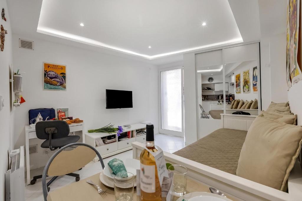 Old Town Apartments 50m Beach and Shop - 4