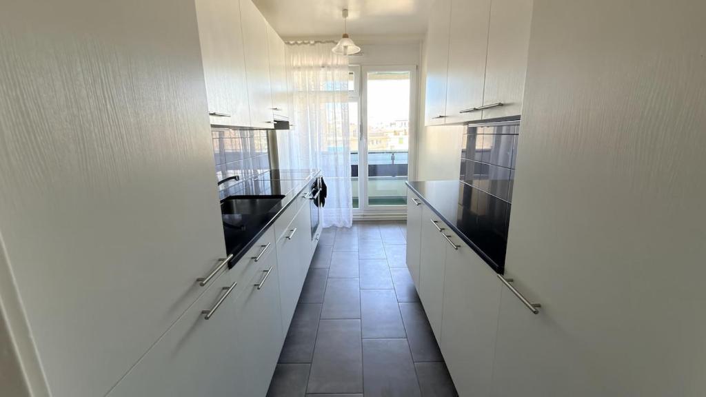 Bright and Spacious apartment with great views - 2