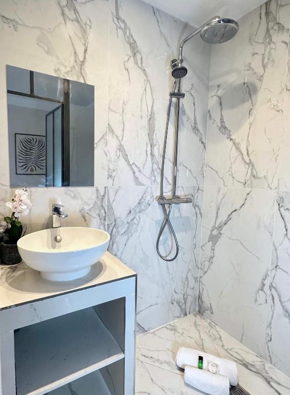 Elegant 2BR 6P steps from Champs Elysees - 5