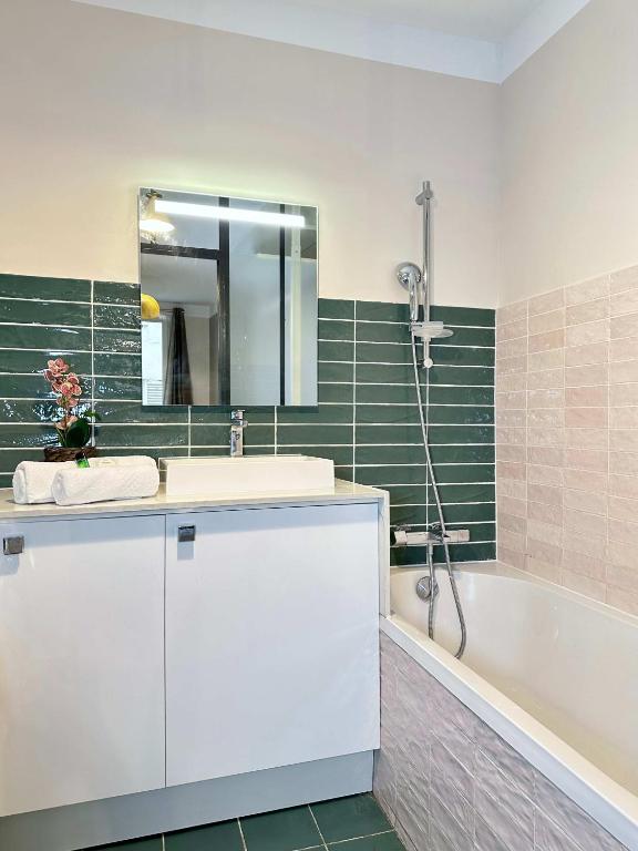 Elegant 2BR 6P steps from Champs Elysees - 4