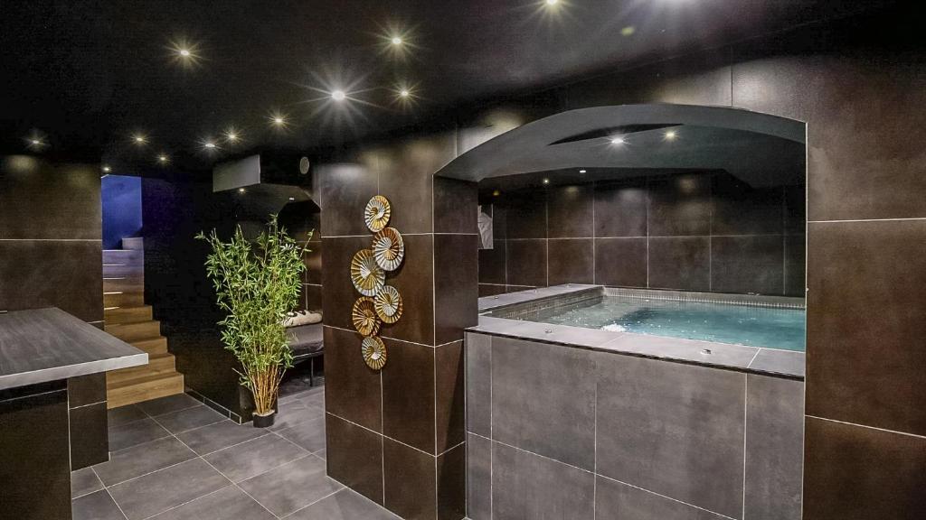 Love Room- Jacuzzi XXL- Climatisé- Table massage Accessoires - 1