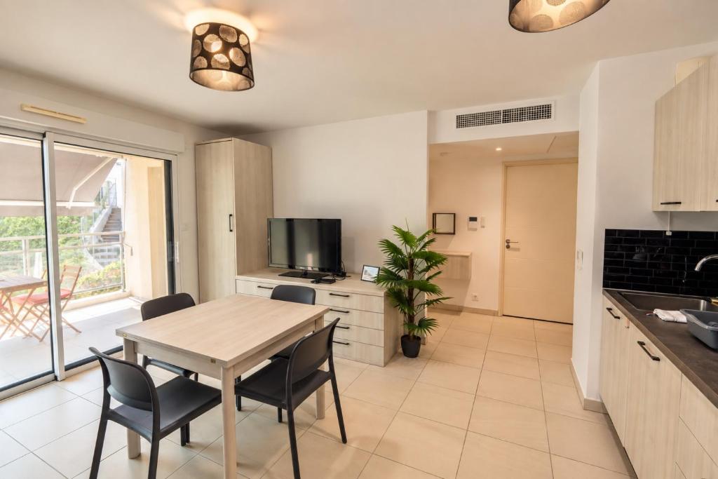 Cozy 1-Bedroom Apartment with AC & Garage Near - 3