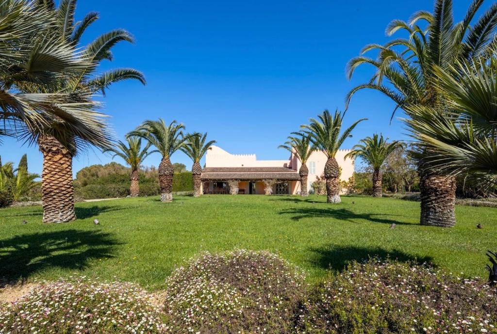Quiet detached villa with tennis court - 3