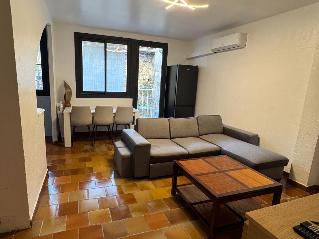 Fabulous 1 bedroom in Antibes old city - 2