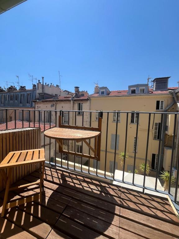 Bright Duplex with Balcony - 3 min to Beach & Center - 1