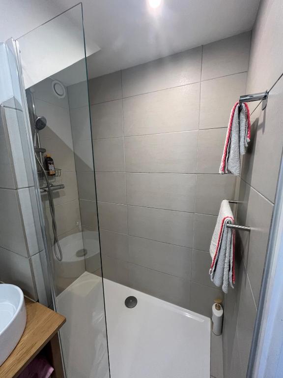 Bright Duplex with Balcony - 3 min to Beach & Center - 2