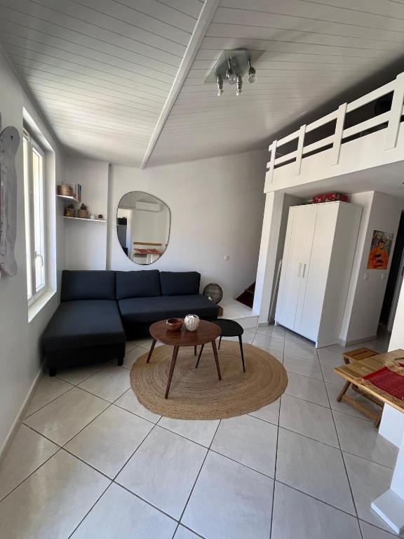 Bright Duplex with Balcony - 3 min to Beach & Center - 3