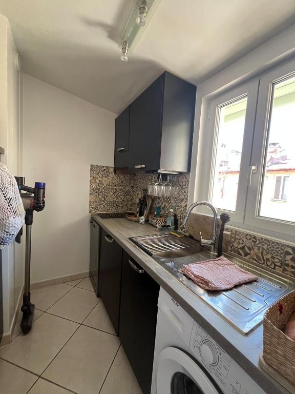 Bright Duplex with Balcony - 3 min to Beach & Center - 5