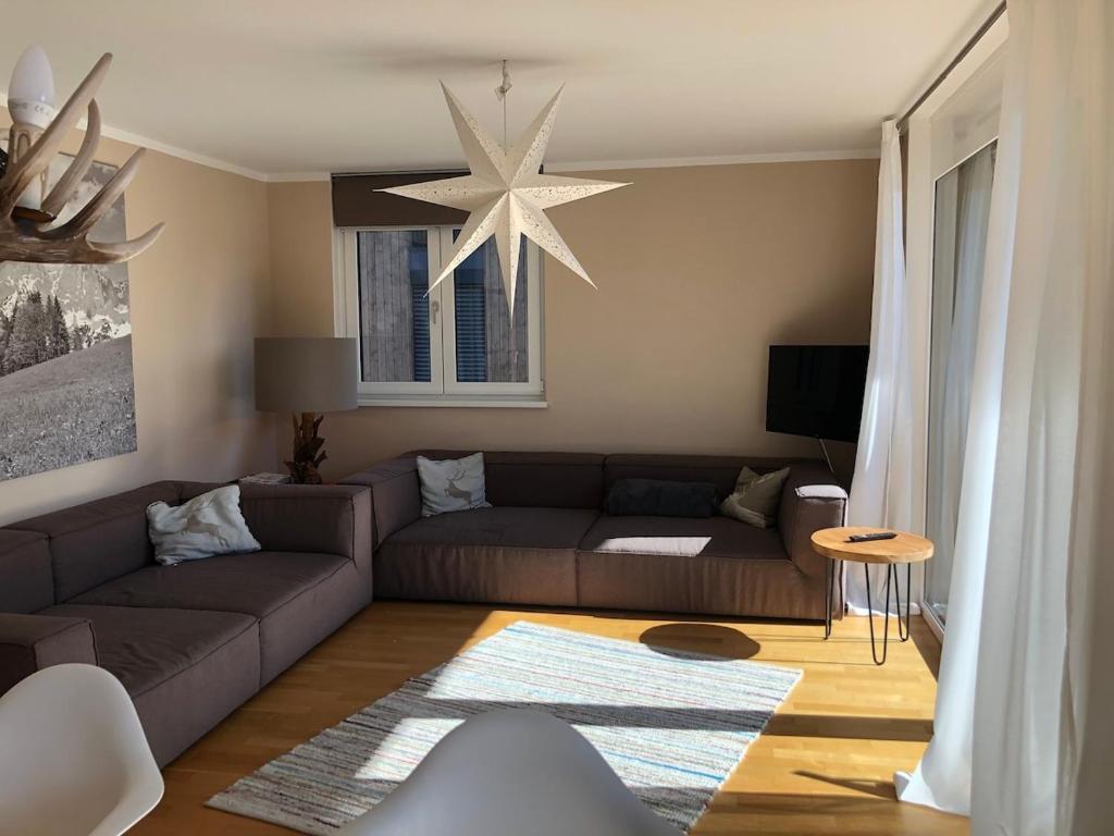 Sunny apartment with balcony and mountain views - 2