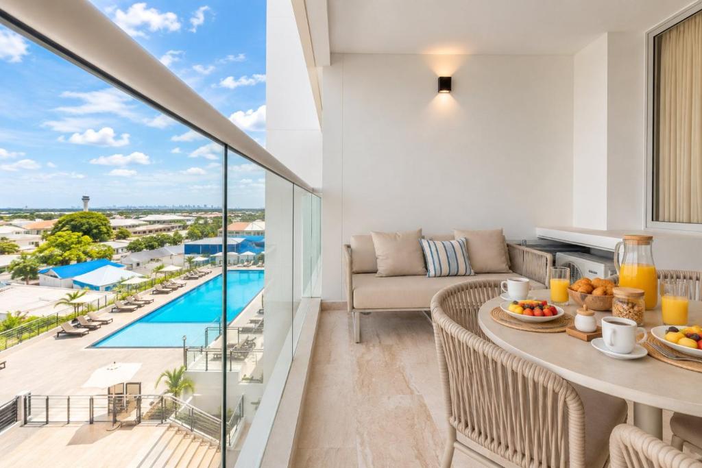 Suite con balcón, piscina y vista panorámica CB741 - 1