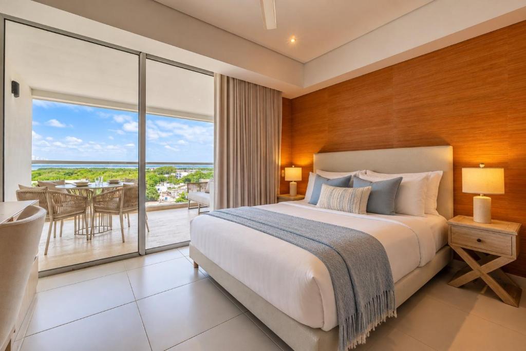 Suite con balcón, piscina y vista panorámica CB741 - 2