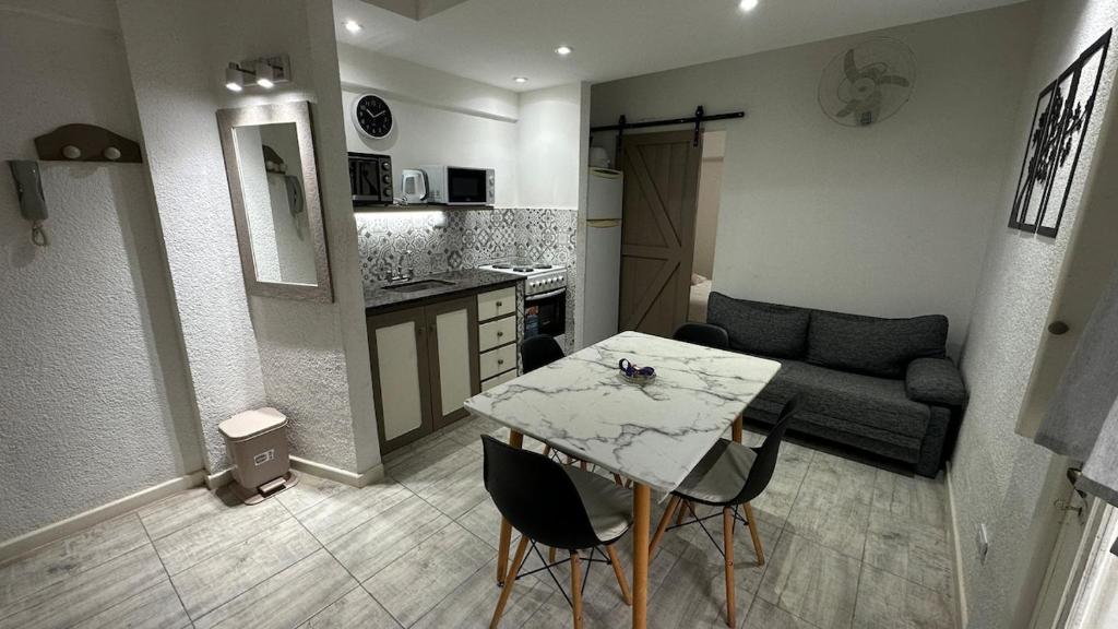 Departamento con balcón a 50 metros del mar - 1