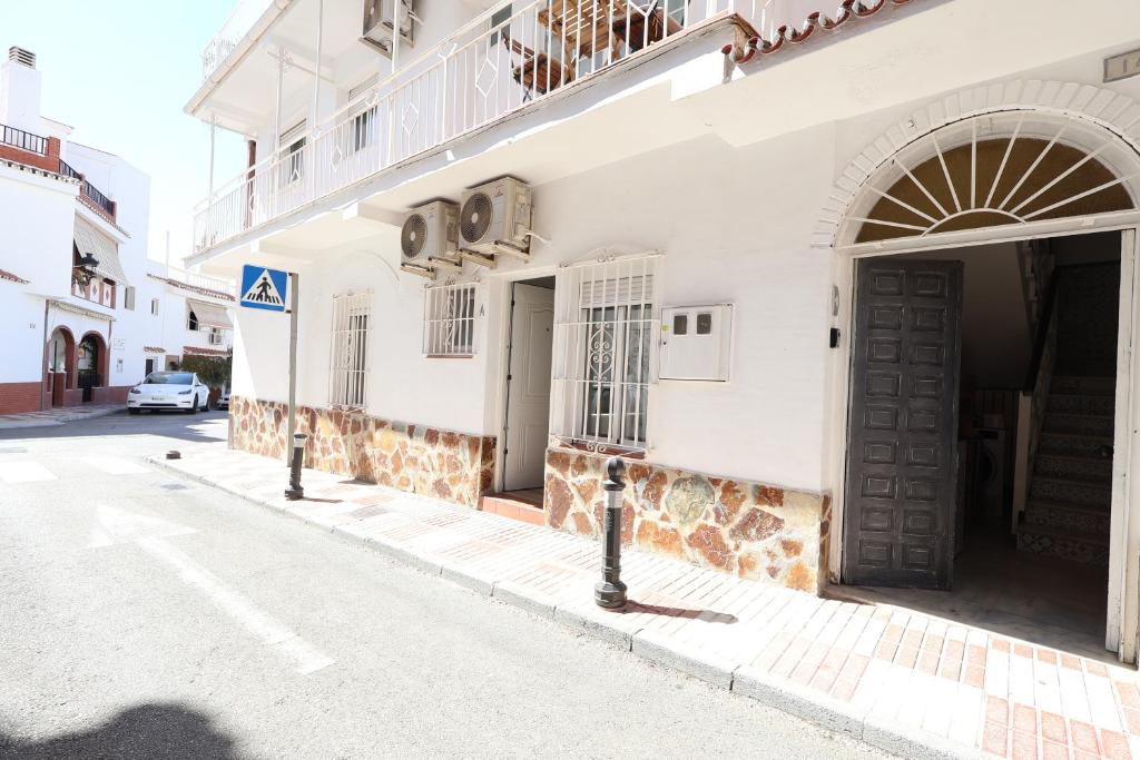 Galicia D - Studio with Private Patio near Arroyo de la Miel Station - 2