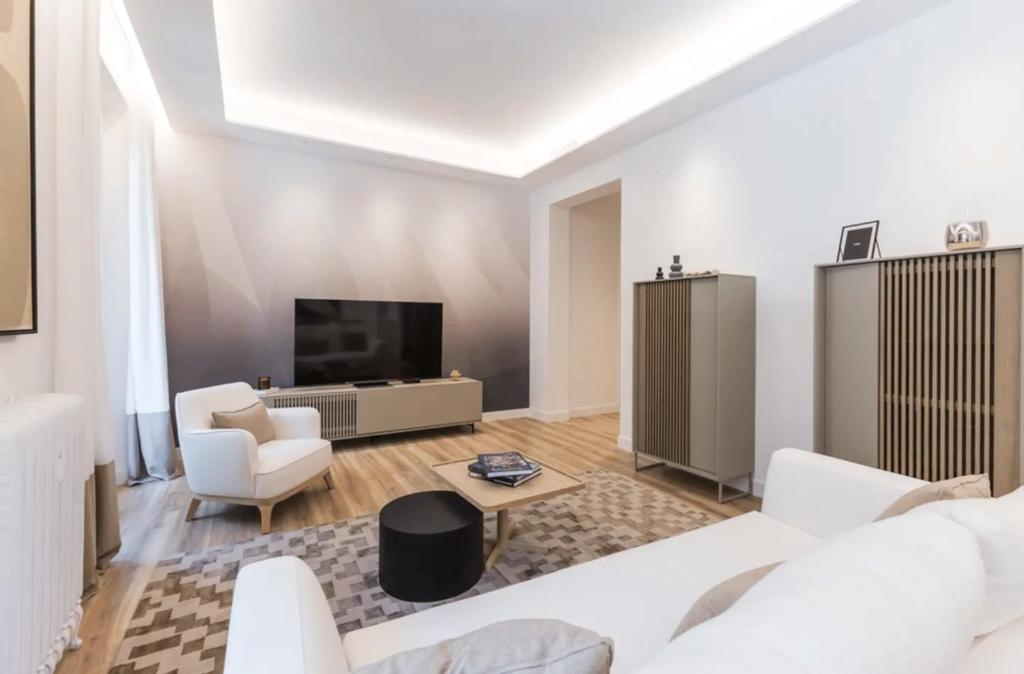2 minute stroll from El Retiro - 5