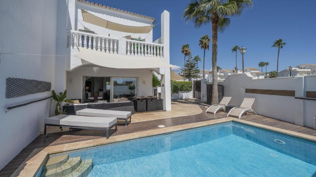 The Cozy Villa by the Sea - 4