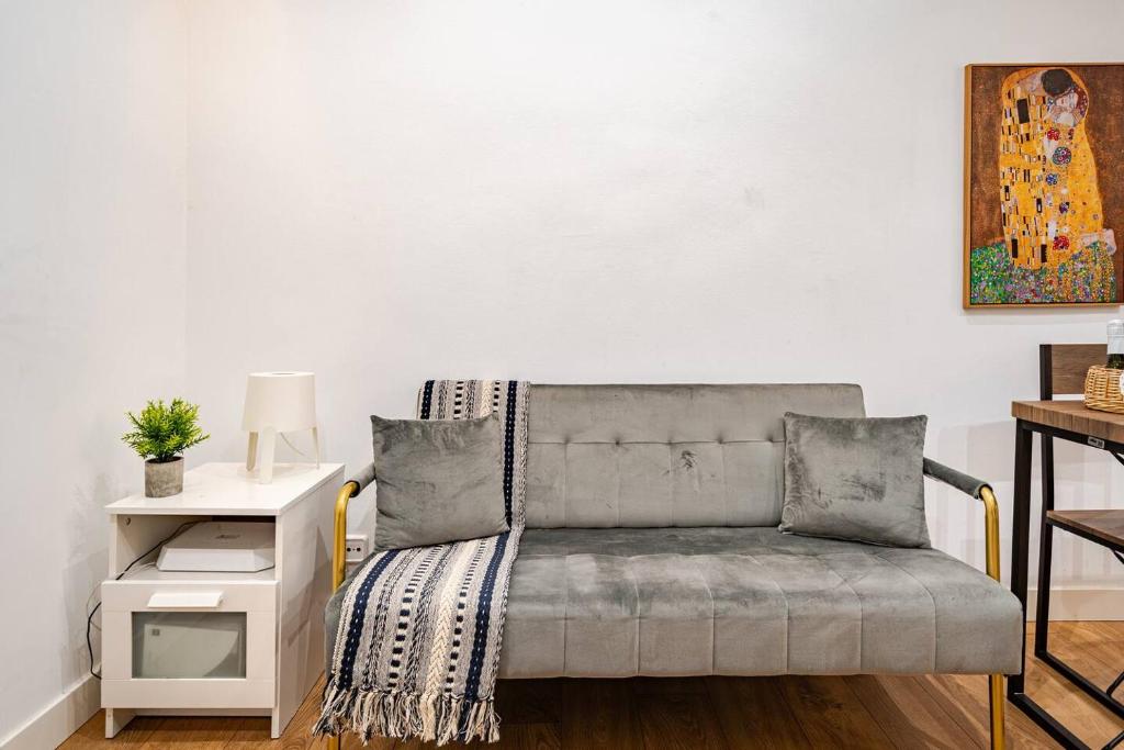 Bright Central Madrid Flat - 5