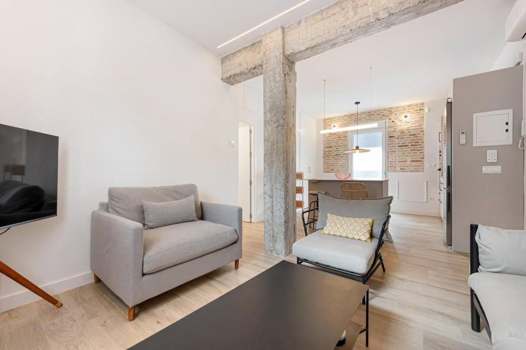 Chic apartment steps from the beach - 5