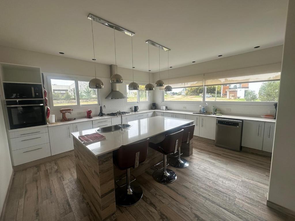 Casa con pileta y comodidades en Costa Esmeralda - 2