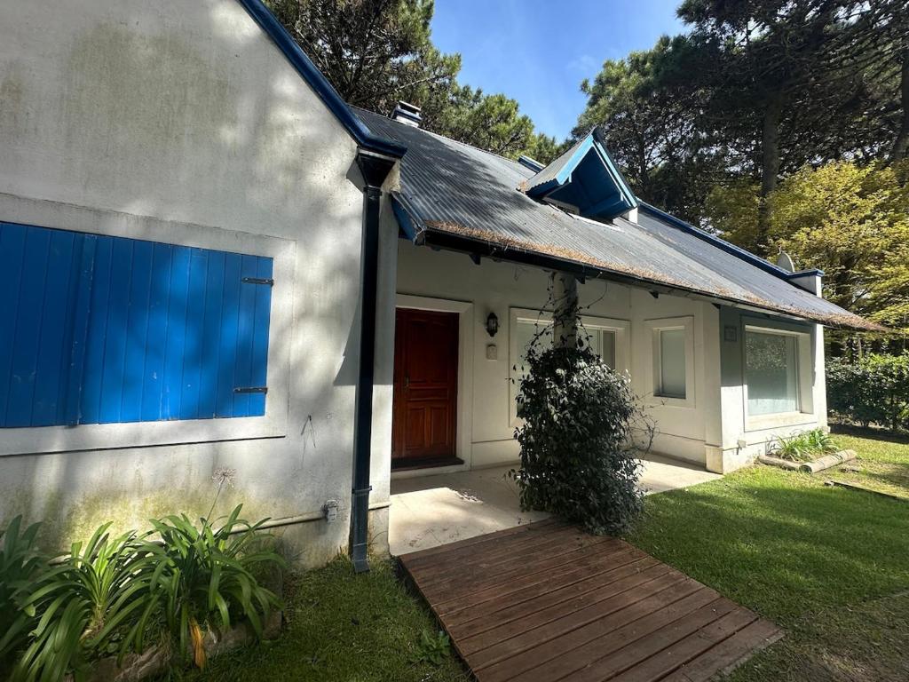 Hermosa casa rodeada de naturaleza en Pinamar Norte - 2