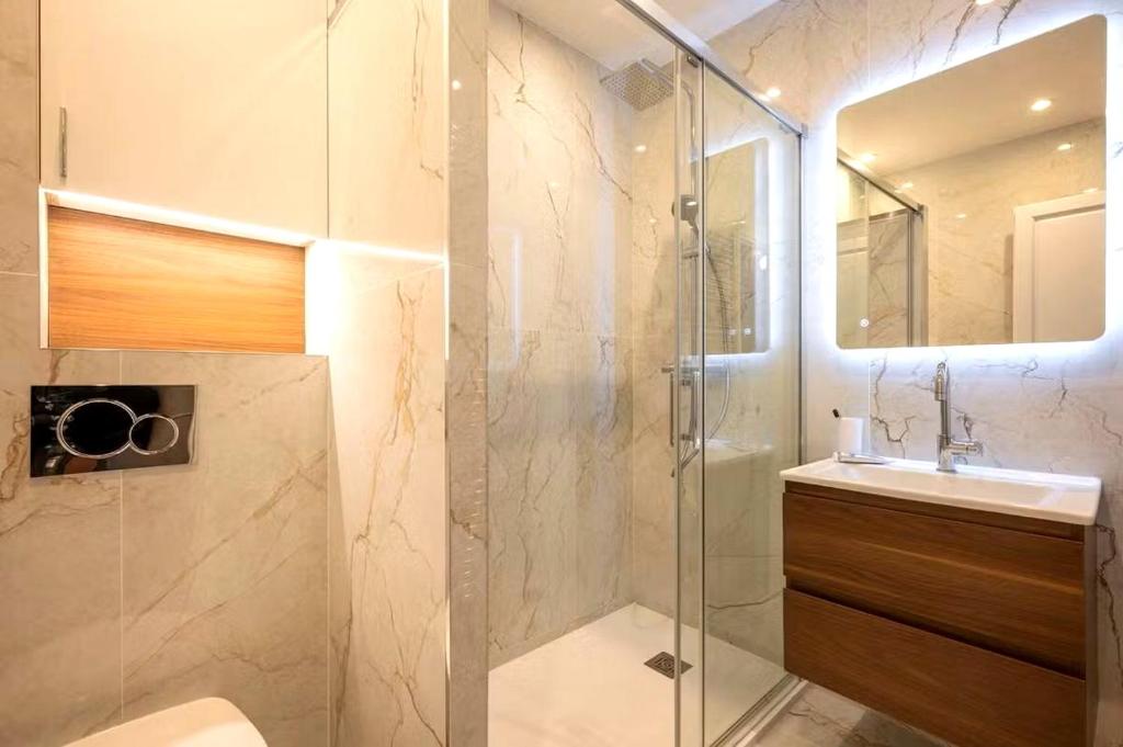 Elegant and spacious three-bedroom apartment - 4