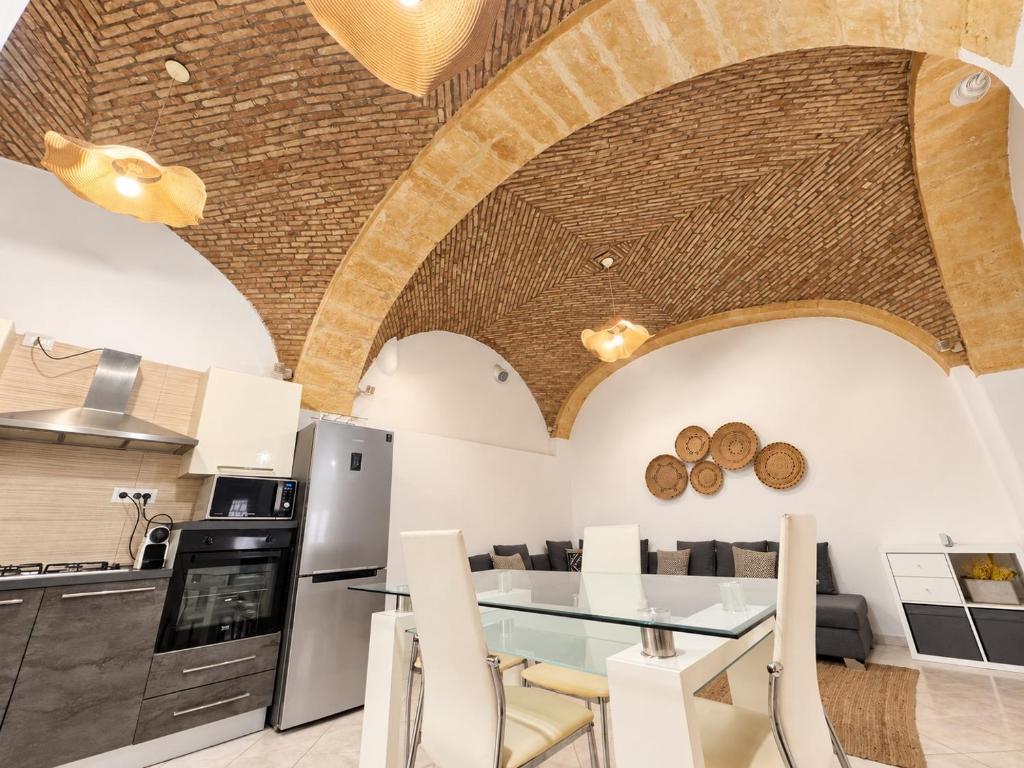 Kalma Brick Arch Apartment - Central & Authentic - 3