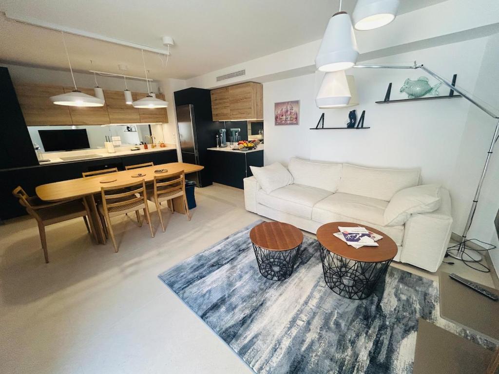 2-bedroom apartment pool parking private beach access - 1