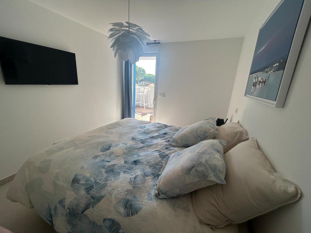 2-bedroom apartment pool parking private beach access - 5
