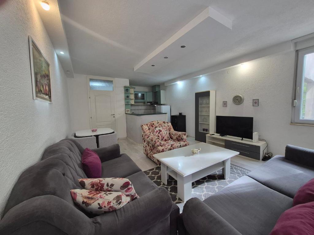 Apartment Boulevard Free Garage Parking - 2