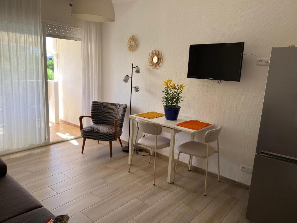 Studio coquet avec balcon vue sur Mont St Clair- Sète, avec climatisation, Très proche des Thermes - 1