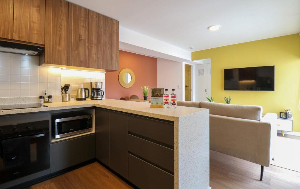 Prime 2BR with Balcony in Miraflores - 4