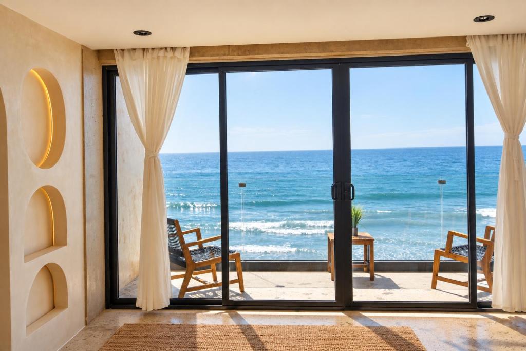 King Bed Luxury Waterfront in Playas with AC - 1