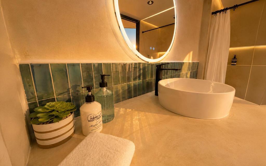 King Bed Luxury Waterfront in Playas with AC - 2