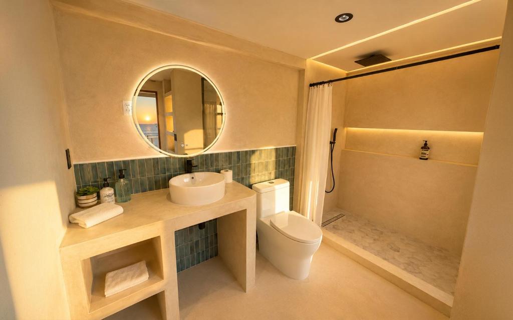 King Bed Luxury Waterfront in Playas with AC - 5