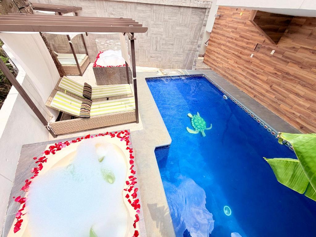 Loft muy amplio con alberca climatizada! Cuernavaca somos los únicos en ofrecerte 2 jacuzzis premium con agua caliente y sistema de hidromasaje tipo Spa! Elegante cama para alberca! Impresionantes vistas en la terraza panorámica con asador! Wi-Fi gratis! - 1