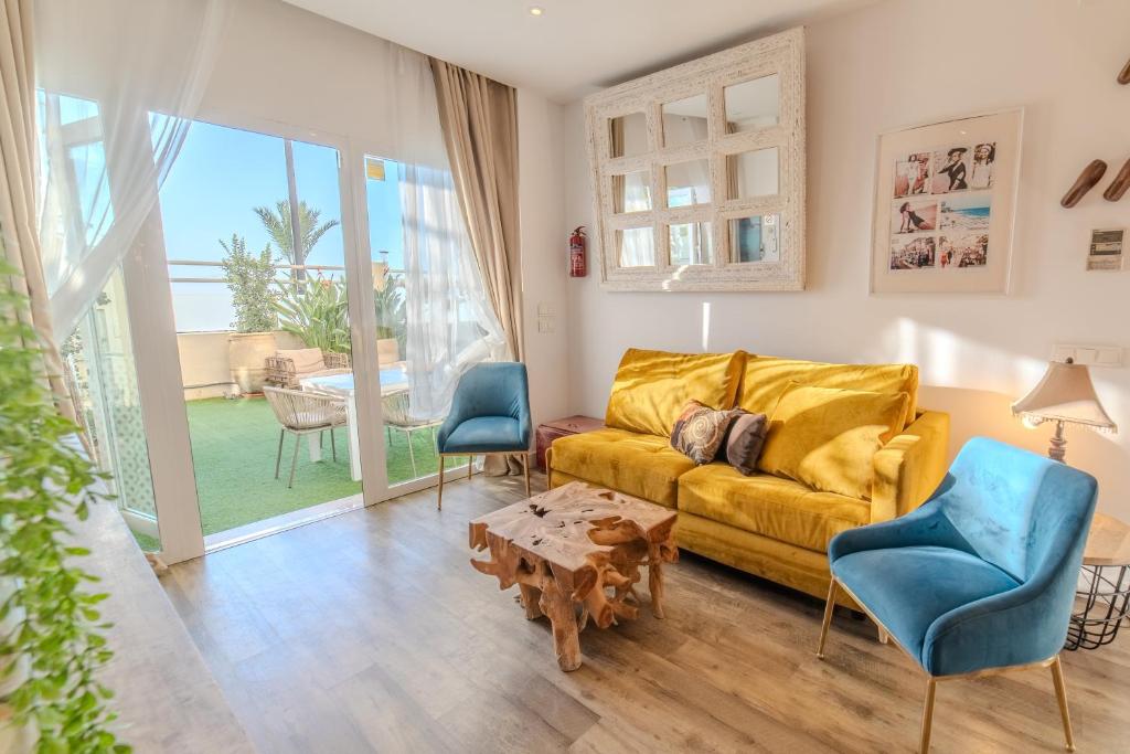 Apartamentos LOLA y MANUELA en primera línea playa Carihuela con excelente Terraza-jardin de 80 m2 frente al Mar con aparcamiento privado Ideal para descansar oyendo las olas del Mar - 5
