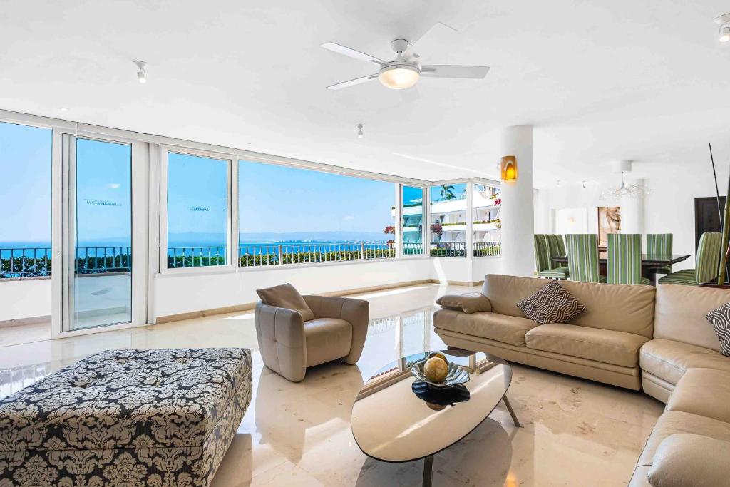 Elegant multi-level penthouse with rooftop Jacuzzi, bay views, pool & game room - 1