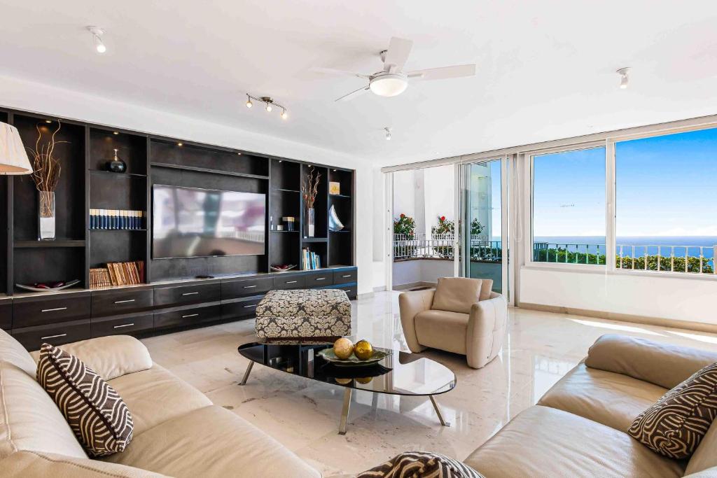 Elegant multi-level penthouse with rooftop Jacuzzi, bay views, pool & game room - 2