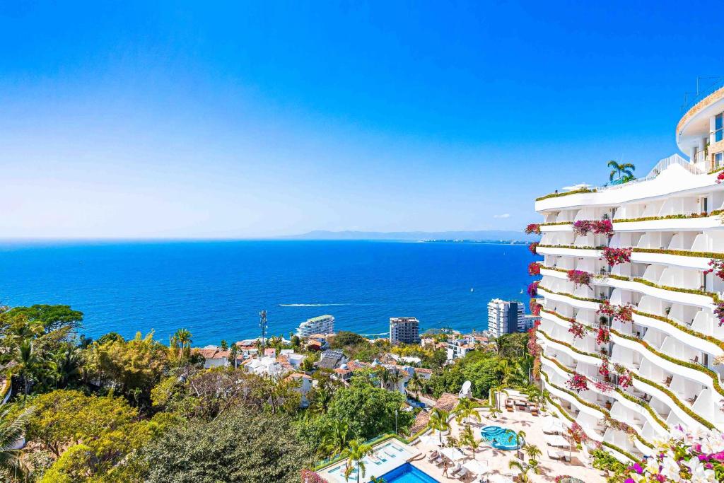 Elegant multi-level penthouse with rooftop Jacuzzi, bay views, pool & game room - 4
