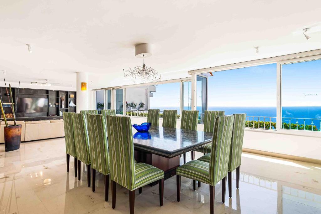 Elegant multi-level penthouse with rooftop Jacuzzi, bay views, pool & game room - 5