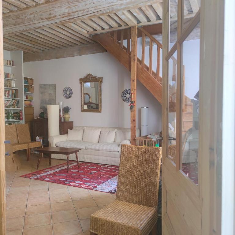 Grand appartement t3 sur cour, centre historique - 1